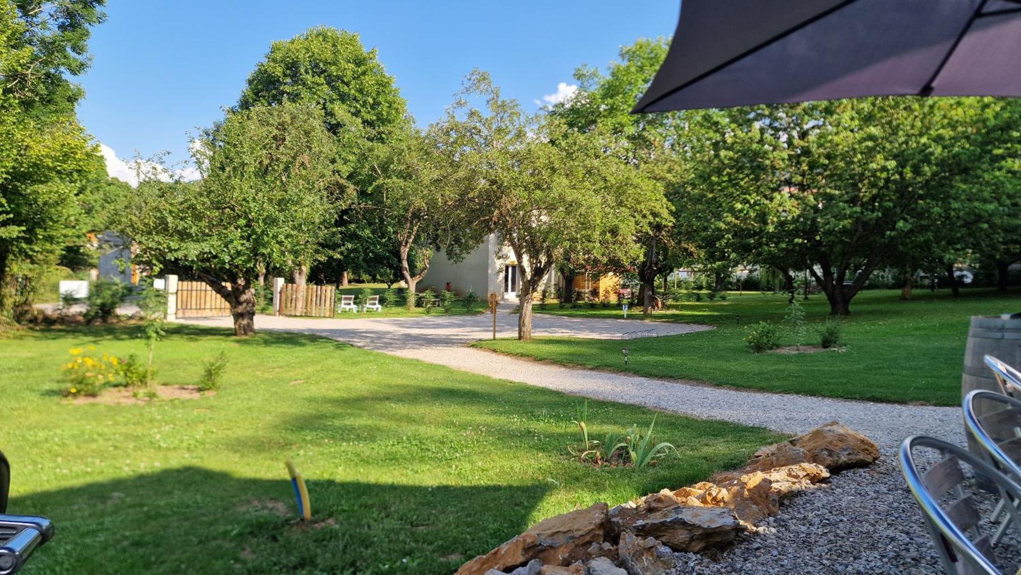 Gite L'Enclos O Rendez-Vous Roquefeuil-Pays De Sault- Avec Jardin 外观 照片